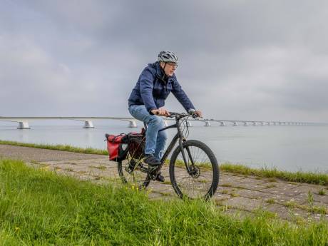In Zeeland fiets je als Mozes, maar dan over het water, tussen markante plekjes in een oase van rust