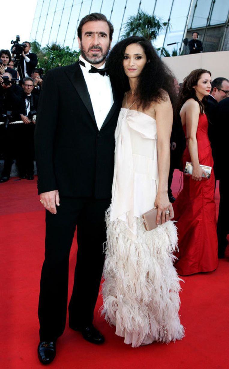 Cantona met zijn vrouw Rachida Brakni in Cannes. Looking for Eric, met in de hoofdrol Cantona, is vanavond een van de kanshebbers op de Gouden Palm. Foto AP Beeld 