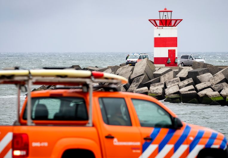 Hulpdiensten en een lijkwagen bij het Noordelijk Havenhoofd in Scheveningen, nadat een stoffelijk overschot werd gevonden. Beeld ANP