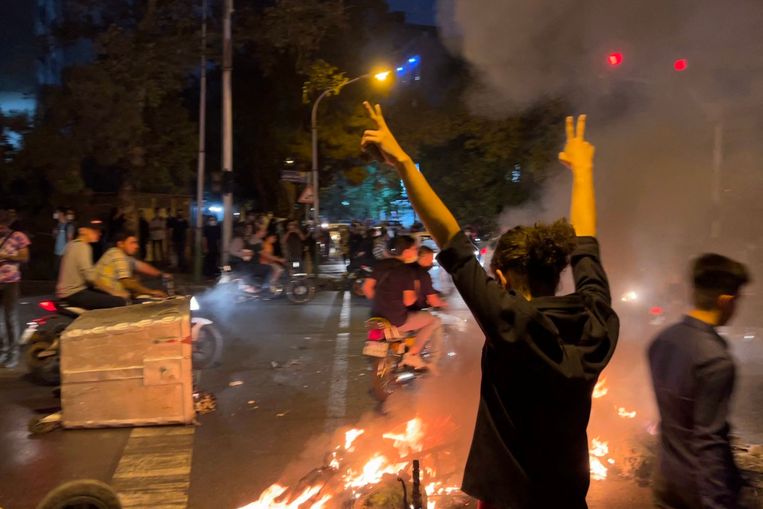 Demonstranten gaan de straat op in Teheran.  Beeld AFP