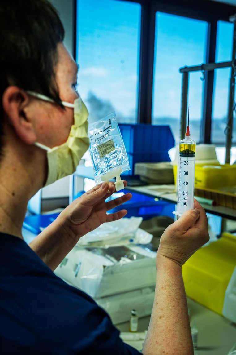 Medicatie wordt samengesteld voor een patiënt.  Beeld Tim Dirven