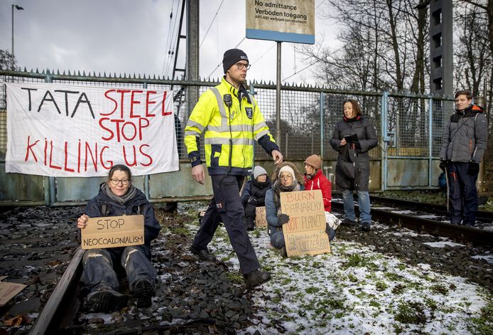 Actievoerders blokkeren het spoor naar Tata Steel.