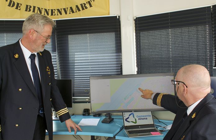 De havenmeesters Lou Goedel en Jan Smit (rechts).