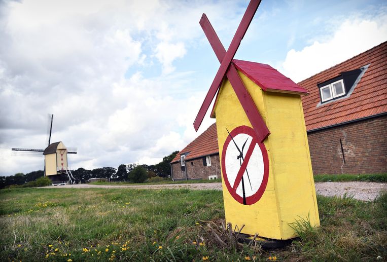 Protest in Batenburg, in de Gelderse gemeente Wijchen, tegen windmolens die gepland staan op het platteland.  Beeld Marcel van den Bergh / de Volkskrant