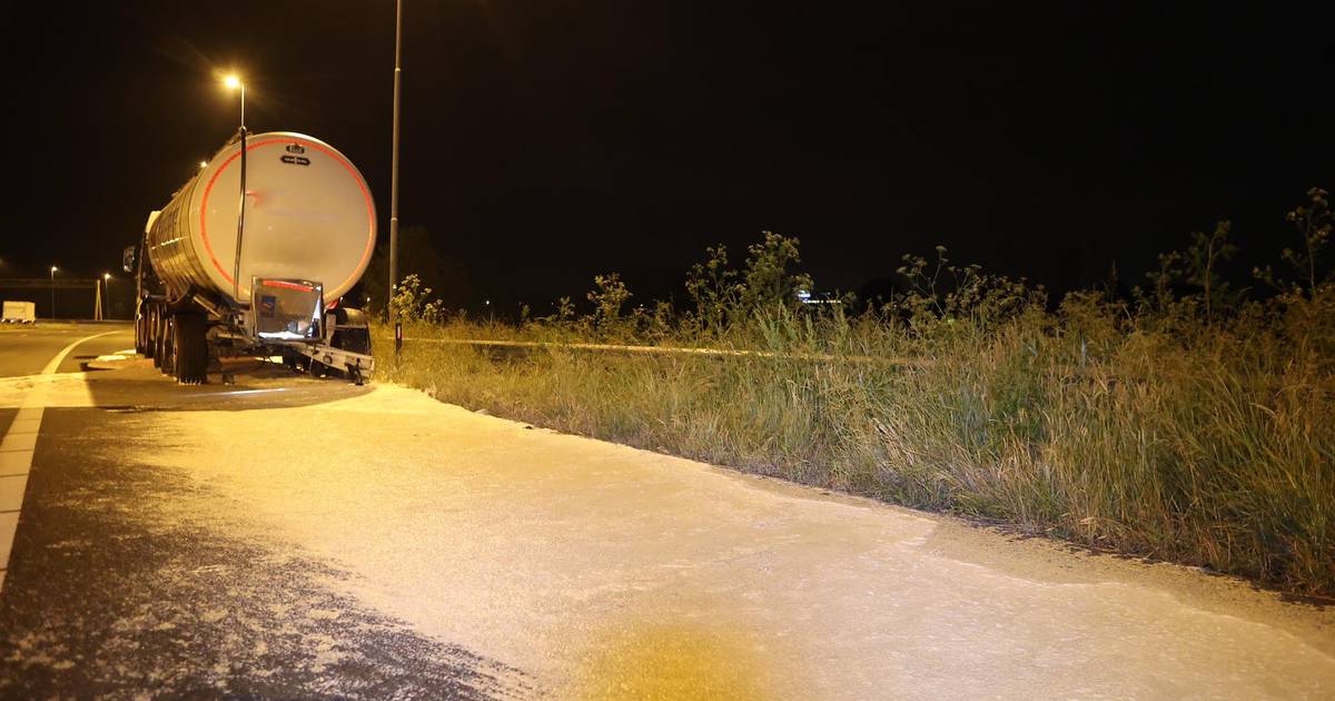 Snelweg besmeurd met 33 ton room na botsing tussen vrachtwagen en bestelbus, één zwaargewonde.
