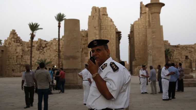 Een Egyptische veiligheidsagent nabij de historische site van Luxor waar eerder deze week een dodelijke aanslag plaatsvond. Beeld AP