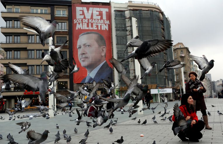 Erdogan voert campagne voor het referendum over de grondwetswijziging.  Beeld REUTERS