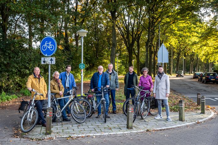 Vertegenwoordigers van de Oude Gracht, de Fietsersbond, de politiek en fietsburgemeester Sarge Meulman op het kruispunt Amazonenlaan-Nuenenseweg in Eindhoven. De buurt pleit voor Slowlane-fietspad van Italiëlaan naar Orpheuslaan.