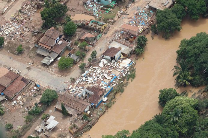 De zware regenval heeft voor enorme schade gezorgd in delen van de Braziliaanse deelstaat Bahia, zoals hier in Itamaraju.