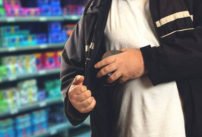 Vrijwilligers houden toezicht in supermarkten na overlast azc: ‘Personeel en klanten voelen zich vei