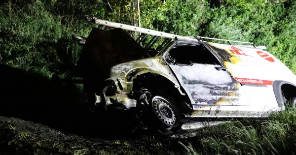 Bestelbus brandt uit in sloot in Wamel, inzittende gewond naar ziekenhuis