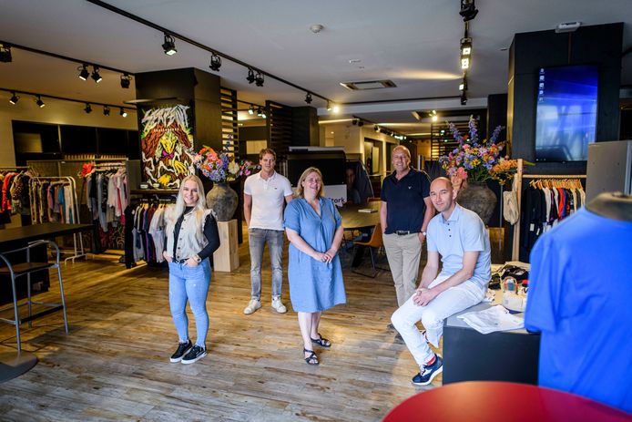 Alle partners verzamelen in de nieuwe winkel aan De Brink. Van links naar rechts: ROC-studente Esmee Notenboom, Tom Jenneboer, Marianne Bodde, Jaap Jenneboer en Rik Dekker.