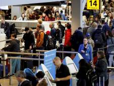 Het is druk op Schiphol, maar de chaotische taferelen van vorig jaar lijken verdwenen