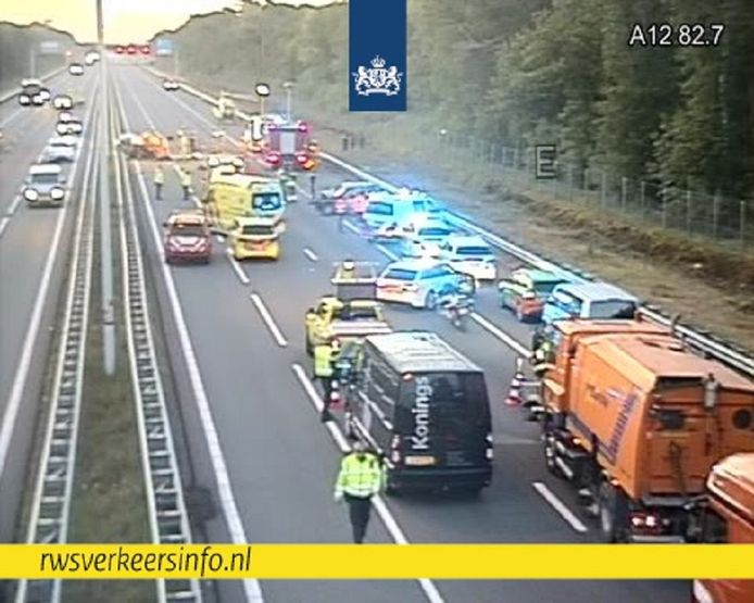 De ANWB gaat ervan uit dat de snelweg in de richting van Arnhem om 12.00 uur weer open is.