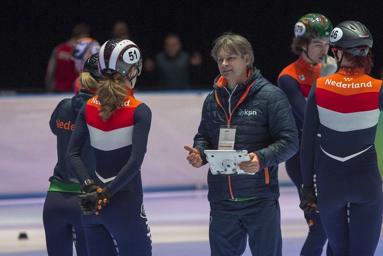 Trainer Jeroen Otter in gesprek met Shorttrack-schaatsers tijdens een training van het Nederlandse team. Beeld ANP