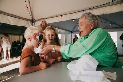 Feestweek Kloosterblokje trapt af met proeverijen: ‘Ik ken het wel, maar weet de naam niet meer’