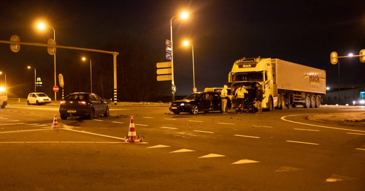 Vrachtwagen en twee auto’s botsen op elkaar bij oprit A17 in Oud Gastel