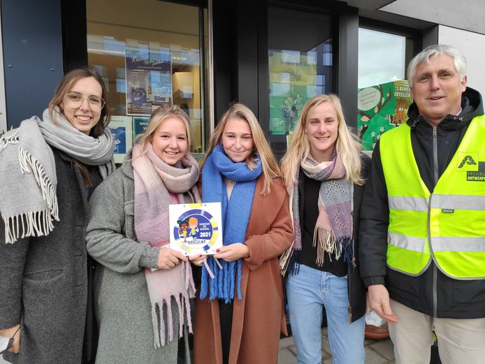 de verkeerswerkgroep van De Krinkel: Nele Van de Weyenberg, Shauni De Hertog, Anke Van Damme en Sofie Polfliet en directeur Hans Segers.