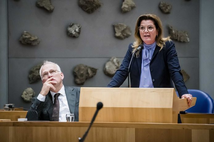 Piet Adema, minister van Landbouw, Natuur en Voedselkwaliteit, en Christianne van der Wal-Zeggelink, minister voor Natuur en Stikstof, tijdens het debat over het Stikstofrapport van Johan Remkes. ANP BART MAAT