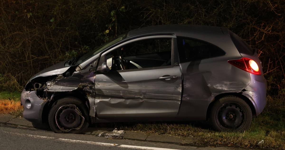 Automobilist raakt gewond bij botsing met vangrail onderaan A2-afrit in Boxtel, diepe afdruk in voertuig.