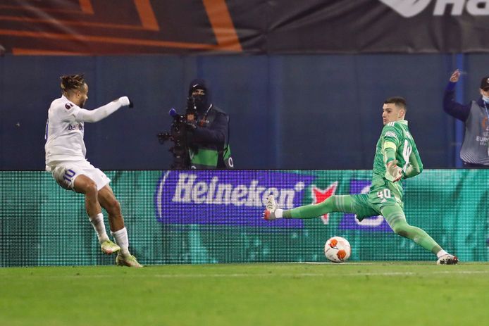 Double intervention décisie de Livakovic devant Bongonda et Paintsil en fin de rencontre.