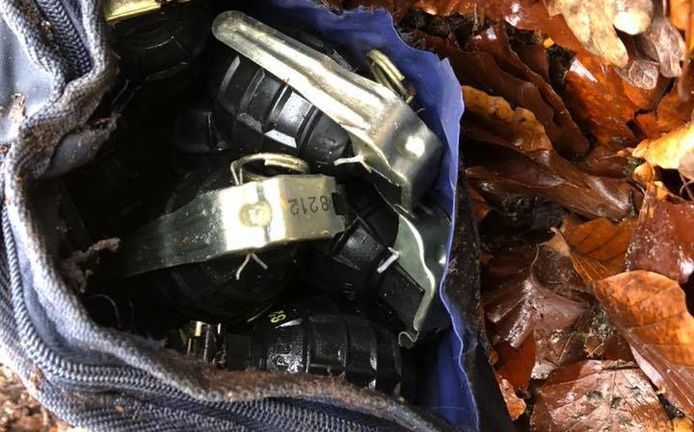 De tas met handgranaten die in Ede langs de N224 is gevonden.