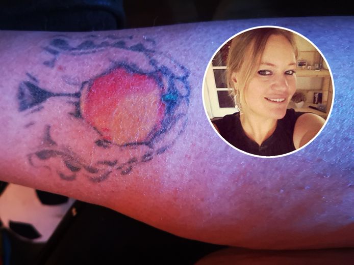 Lilian uit Deventer was in eerste instantie blij met haar 'Twighlight' tattoo. Het enthousiasme werd minder toen mensen er een vagina in meenden te herkennen.