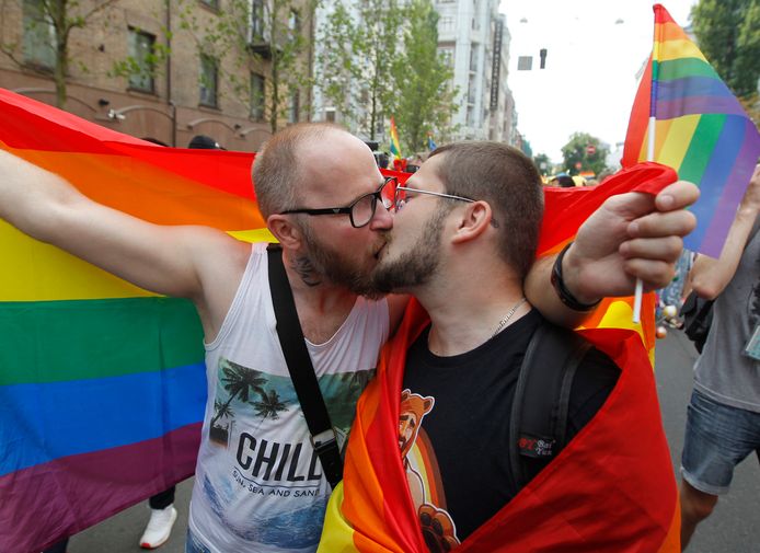 Aan de Gay Pride in de Oekraïense hoofdstad Kiev hebben vandaag meer dan 8.000 mensen deelgenomen. Dat meldt de organisatie. De politie was massaal aanwezig, met tientallen voertuigen en ook agenten te paard, om de optocht rustig te laten verlopen.