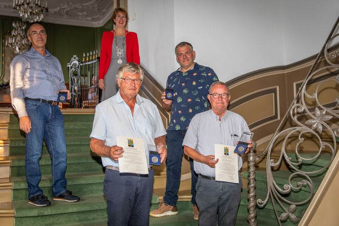 Rens Deurloo, Cock Schrijver, Jan Willem Bruel en Martin Slingenberg (vlnr) met hun legpenning. Achteraan staat burgemeester Margo Mulder.