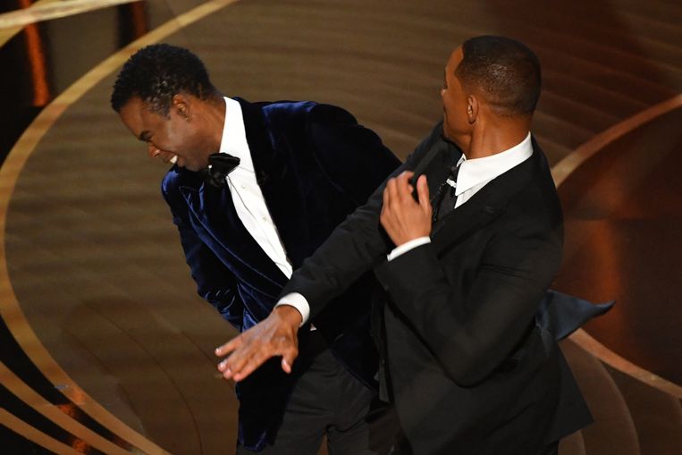 Will Smith verkoopt een flinke klap en eindigt zelf in tranen bij de Oscarceremonie Beeld ANP / AFP