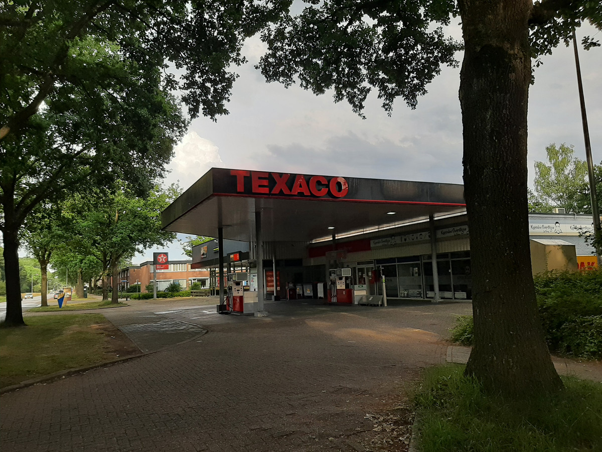 Tankstation, garage, cafetaria en kapsalon op Overstegen gesloten op