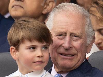 Koning Charles minder strikt voor kleine kinderen dan Queen Elizabeth: “Louis mag gewoon mee aan tafel”