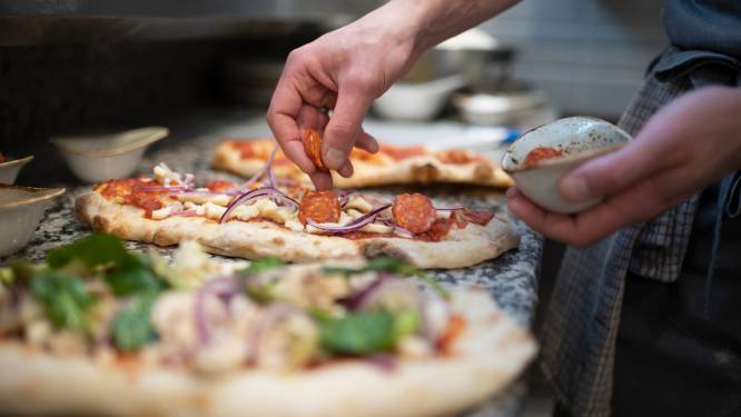 Werknemer van pizzeria kan messteken afweren met barkruk: “U hebt veel geluk gehad, mijnheer”
