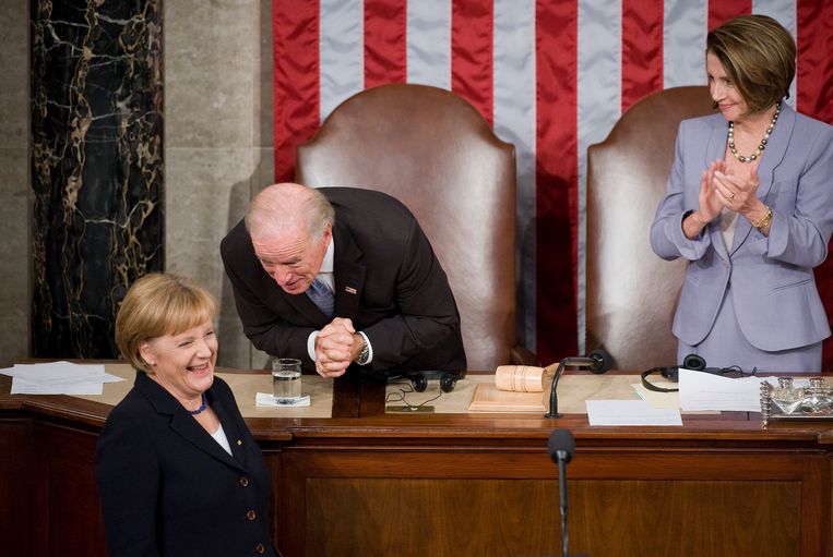 2009: Angela Merkel, Joe Biden en Nancy Pelosi. Wolf: 'De Biden-regering zal de banden met Duitsland willen herstellen.' Beeld CQ-Roll Call, Inc via Getty Imag