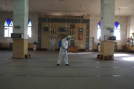 Een lid van de Syrische Witte Helmen desinfecteert een moskee. 