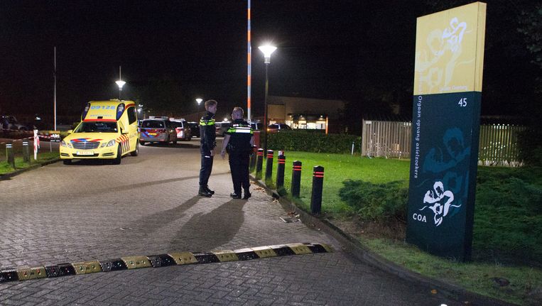 Politie op het terrein van asielzoekerscentrum (azc) Overberg in de provincie Utrecht waar het erg onrustig is geweest. Beeld anp