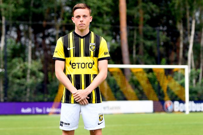 Arnhemmer Enzo Cornelisse toont het nieuwe thuistenue van Vitesse, met op de borst het logo van de nieuwe hoofdsponsor eToro.