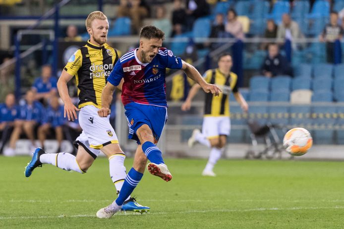 Ricky van Wolfswinkel schiet namens FC Basel raak tegen zijn oude club Vitesse.