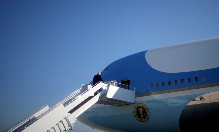 Trump gaat aan boord van Air Force One (archiefbeeld) Beeld REUTERS