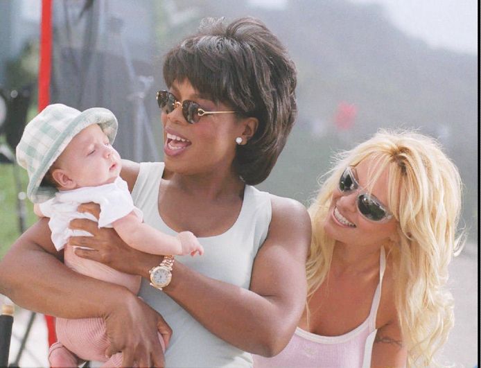 Oprah Winfrey houdt Brandon Lee vast. Op de achtergrond Pamela Anderson.