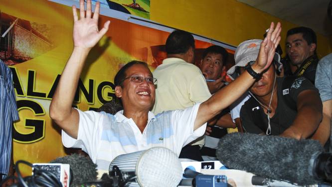 Benigno Aquino largement en tête après les élections aux Philippines
