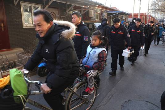 Inspecteurs verlaten de Xuanwu-school in Peking.