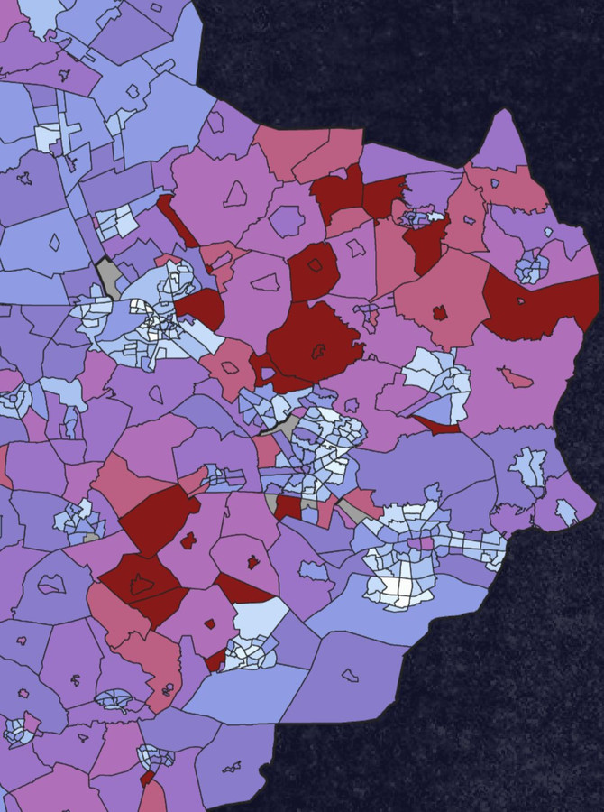 Inzoomend op Twente valt ook de naar rood neigende kleur van het terrein van de Universiteit Twente op.