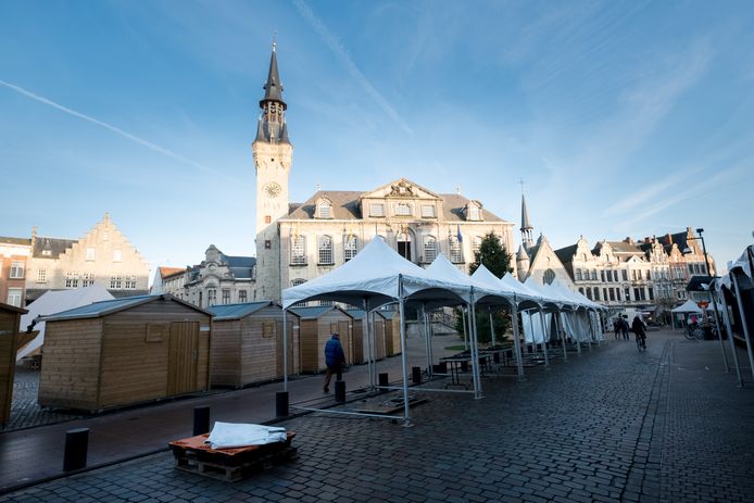 Tijdens de kerstmarkt zullen er meer dan honderd kramen staan in het centrum van Lier. Dit is een archiefbeeld van een vorige editie.