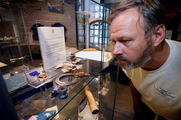 Peter den Tek van het WO2 & Vliegeniersmuseum in Vuren bij de onderdelen van de B17 bommenwerper, die vandaag worden overhandigd.