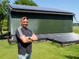 Simon van Leijen uit Kloosterhaar heeft 37 zonnepalen op zijn werkschuur en in de tuin liggen. Hoewel de zon hard schijnt en de mussen van het dak vallen, heeft hij problemen met teruglevering van energie aan het net.