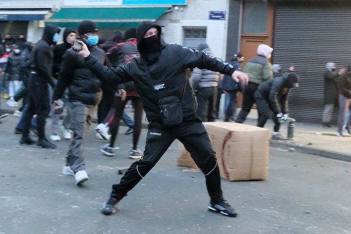 Er werd met stenen en knalvuurwerkjes richting de politie gegooid.