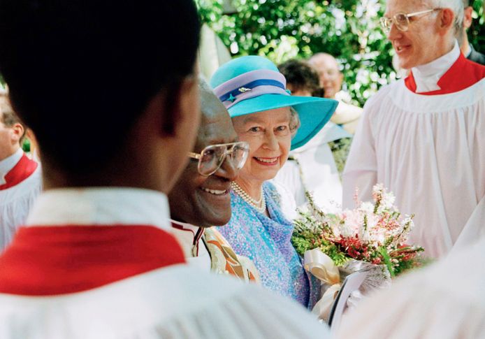 La regina Elisabetta d'Inghilterra con Desmond Tutu.