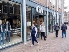 Hannie kan niet geloven dat C&A in Middelburg dichtgaat: ‘Hoe kunnen ze dit nou doen?”