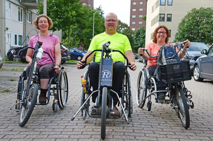 Imke Hansen, Auke Zandstra en Lisette van Os (v.l.n.r.) reden samen de online editie van de Twentse Rolstoelvierdaagse.